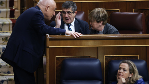 15/12/2022.- El portavoz del PSOE en el Congreso, Patxi López (c) conversa con el diputado socialista Rafael Simancas (i) durante el pleno del Congreso celebrado este jueves en Madrid. EFE/ Juan Carlos Hidalgo