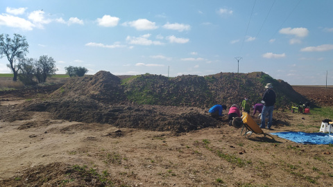 Tierra extraída del pozo cercano a Medina del Campo donde puede haber hasta 40 víctimas de la dictadura