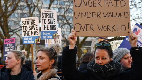 Enfermeras del NHS se manifiestan frente al Hospital St. Thomas en Londres, Gran Bretaña, 15 de diciembre de 2022.