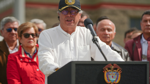 Fotografía del mandatario Gustavo Petro mientras ofrece una declaración en el Comando Aéreo de Transporte Militar CATAM, en Bogotá, a 15 de diciembre de 2022.