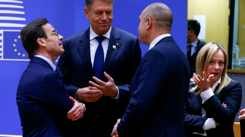 El primer ministro sueco Ulf Kristersson, el presidente rumano Klaus Werner Iohannis, el presidente búlgaro Rumen Radev y la primera ministra italiana Giorgia Meloni asisten a una cumbre de líderes de la Unión Europea en Bruselas, Bélgica, el 15 de di