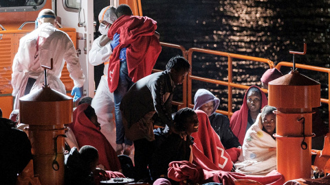 Foto tomada la noche del 16 de marzo en el muelle de Arguineguín (Gran Canaria), no publicada hasta la fecha, a la llegada del buque de Salvamento Marítimo Salvamar Macondo con los 53 supervivientes de una patera rescatada a 15 kilómetros de la isla, e