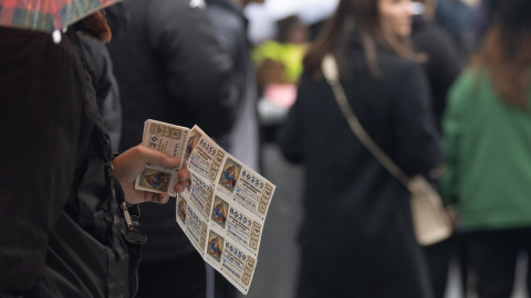 Una persona con varios décimos de Lotería de Navidad- 09/12/2022