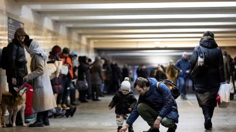 Los habitantes de Kiev utilizan su red de metro como refugio ante el ataque con misiles rusos, a 16 de diciembre de 2022.