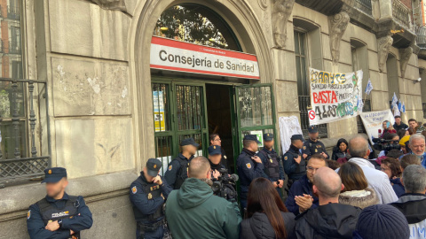 Los médicos afrontan su segunda jornada de encierro en la Consejería de Sanidad de Madrid ante la falta de acuerdos con Isabel Díaz Ayuso. a 16 de diciembre de 2022.