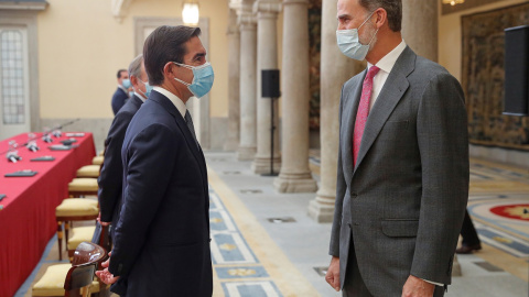 El rey Felipe VI conversa con el presidente del BBVA, Carlos Torres, durante la reunión del patronato de la Fundación Cotec, en el Palacio Real de El Pardo en Madrid. EFE/ Emilio Naranjo POOL