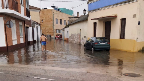 04/07/2019. Calle de Pedrajas de San Esteban inundada tras la tormenta de este lunes./ EUROPA PRESS