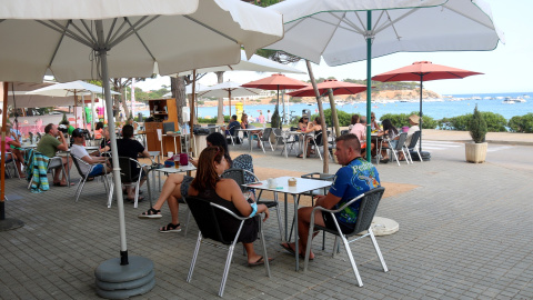 Clients en una terrassa de Sant Feliu de Guíxols aquest agost.