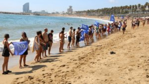 Cadena humana contra la Copa Amèrica a la platja del Somorrostro: "Recuperem el litoral"