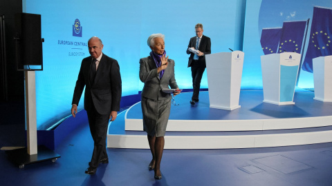 La presidenta del BCE, Christine Lagarde, y el vicepresidente, Luis de Guindos, aal acabar la rueda de prensa posterior a la reunión del Consejo de Gobierno de la entidad, en su sede en Fráncfort. R. — Wolfgang Rattay / REUTERS