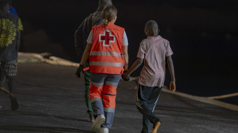 Un menor migrante llega al Puerto de La Restinga tras ser rescatado por la Guardamar Calliope, a 20 de septiembre de 2024, en El Hierro, Canarias (España).