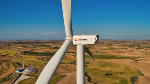 Un aerogenerador del complejo eólico Aguasvivas de Repsol en Aragón.