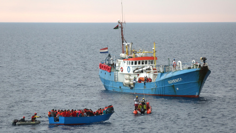 Migrantes son rescatados en las costas de Libia.REUTERS/Stefano Rellandini