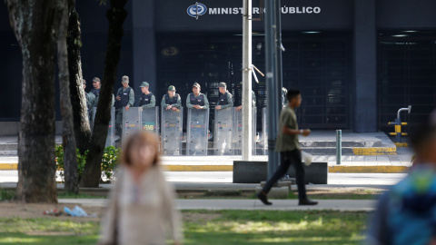 Miembros de la Guardia Nacional Bolivariana apostados en la sede principal del Ministerio Público.- REUTERS/Andres Martinez Casares