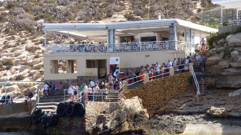 Restaurante ilegal de la Isla Benidorm:  vertiendo fecales al mar desde el franquismo