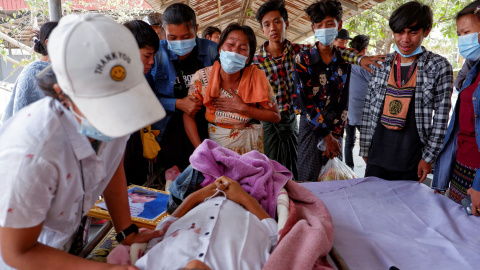 Una familia llora al perder a un miembro por la violencia de los militares, en Myanmar. - Reuters