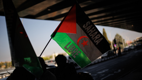 Una de las personas que apoya a los saharauis retenidos con una bandera del 'Sahara Libre', en la Terminal T1 de Barajas, a 23 de septiembre de 2024, en Madrid.