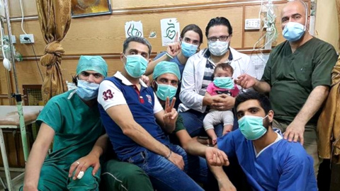 El equipo del hospital, con la pequeña Sama