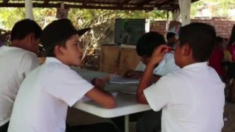 Los hijos de 'El Chapo' Guzmán instalan una escuela improvisada en plena calle en Culiacán