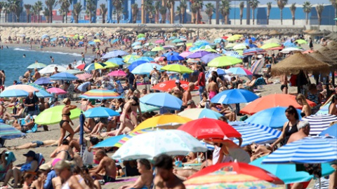 Bañistas y turistas disfrutan de un día en la playa de La Malagueta, este pasado mes de agosto.