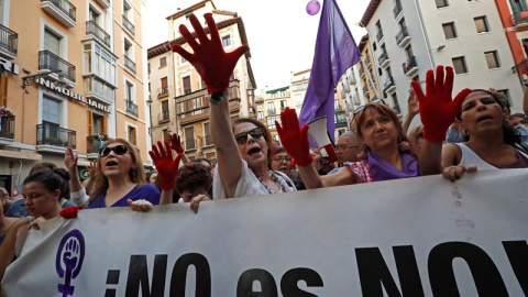 Manifestación en Pamplona en protesta por la puesta en libertad bajo fianza de los cinco miembros de 'La Manada'. EFE/ Villar López