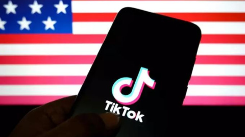 Logotipo de TikTok sobre un fondo con la bandera de Estados Unidos.