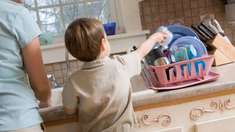 Un niño colaborando en las tareas de la casa / THINKSTOCK