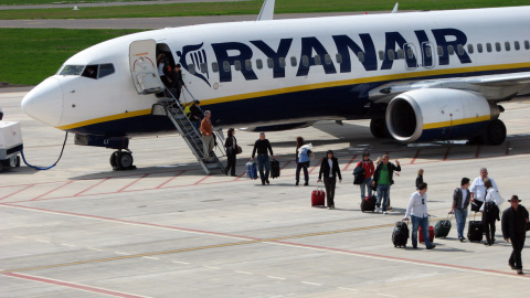 Imatge d'arxiu de passatgers baixant d'un avió de Ryanair l'any 2010 a l'Aeroport de Lleida-Alguaire.