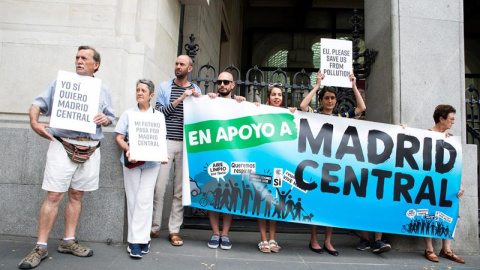 Miembros de la Plataforma de Defensa de Madrid Central se concentran en las puertas del Ayuntamiento./EFE