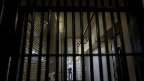 Un guardia tras las rejas del corredor de la muerte de la Prisión Estatal de San Quentin, en California. REUTERS/Stephen Lam