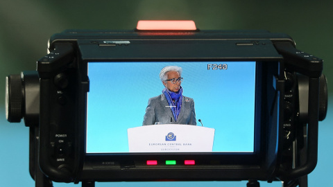 La presidenta del BCE, Christine Lagarde, vista a través de la pantalla de una cámara durante la rueda de prensa posterior a la reunión del Consejo de Gobierno de la entidad, en su sede en Fráncfort. R. — Wolfgang Rattay / REUTERS