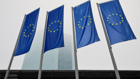 Banderas de la UE delante de la sede del BCE, en Fráncfort. REUTERS/Wolfgang Rattay