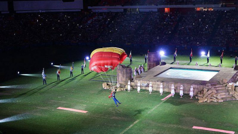 Paracaigudistes de l'exèrcit espanyol durant la cerimònia inaugural. / Tarragona 2018.