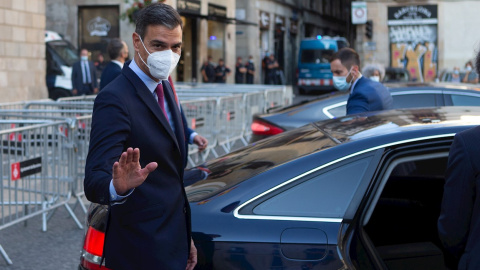 El presidente del Gobierno, Pedro Sánchez, a su salida del Palau de la Generalitat en Barcelona tras su encuentro con el president Pere Aragonés, previo a la reunión en la mesa de diálogo sobre Catalunya. EFE/Enric Fontcuberta