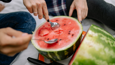 personas comiendo fruta