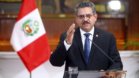 Manuel Merino, durante una rueda de prensa para anunciar su dimisión como presidente interino de Perú.