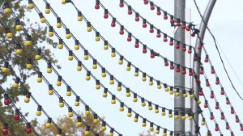 Una gran bandera de España de bombillas led ilumina la navidad madrileña