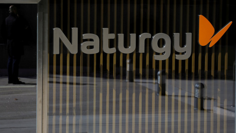 El logo de la energética Naturgy, en la puerta de entrada de su sede en Madrid. REUTERS/Sergio Perez