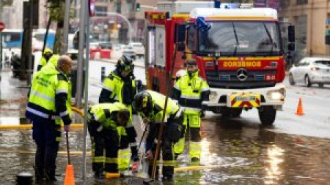 Retenciones de tráfico, acumulación de agua en las vías del metro y hasta 300 emergencias en Madrid por la lluvia