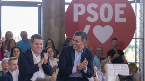 El presidente de la Junta de Castilla-La Mancha, Emiliano García Page, junto al presidente del Gobierno y secretario general del PSOE, Pedro Sánchez, en un acto celebrado en Toledo el pasado jueves.