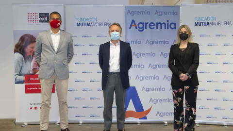 De izq. a der., Nacho Sequeira, director general de la Fundación Exit; Lorenzo Cooklin, director general de la Fundación Mutua Madrileña; e Inmaculada Peiró, directora general de Agremia, tras la firma del acuerdo del programa 'Jóvenes Profesionales 