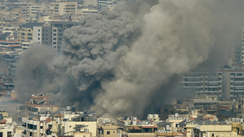 Una columna de humo sale de un edificio tras los ataques israelíes en los suburbios del sur de Beirut, Líbano, contra oficinas de Hizbulá, este sábado.