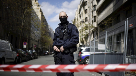 Un agente de la Policía francesa acordona una calle cerca del hospital Henri Dunant en París, Francia