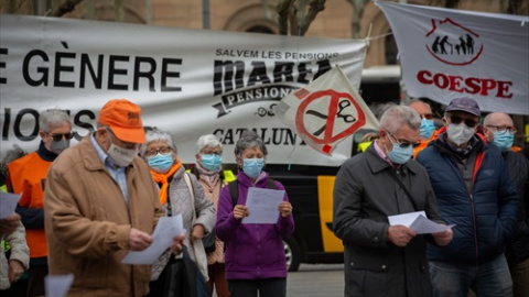 Un grupo de pensionistas durante una concentración convocada en la Plaza Universitat de Barcelona, Catalunya, (España), a 1 de marzo de 2021.