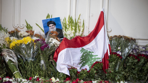 Un retrato del jefe de Hezbolá, Hassan Nasrallah, y flores y la bandera de Líbano en el lugar de un monumento conmemorativo instalado frente a la embajada de Líbano en Teherán (Irán), el 18 de septiembre .