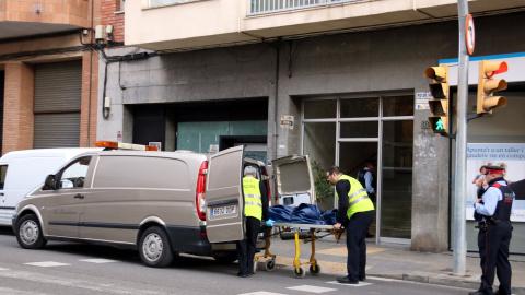 Els serveis judicials s'enduen el cadàver de la dona, trobat al traster del pis on vivia a Lleida.