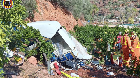 Tres fallecidos por la colisión de un helicóptero con una línea de alta tensión en Puçol