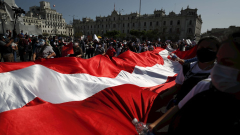 14/11/2020.- Manifestantes participan en una multitudinaria marcha de protesta en la plaza San Martín de Lima (Perú).