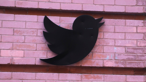 Fotografía del logo de Twitter en su oficina en Nueva York- 04/11/2022