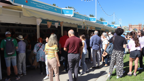 Visitants a La Setmana del Llibre en Català al Passeig Lluís Companys de Barcelona.